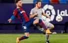 El centrocampista del Levante Rubén Rochinalucha con el delantero Iker Muniain, del Athlétic de Bilbao por un balón