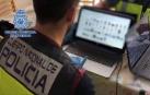 Un agente de la Policía Nacional investiga en las redes sociales casos de sextorsión.
