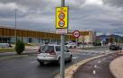 Vista de la avenida de Olaz, con señales de 40 y 20 kilómetros hora en apenas unos metros.