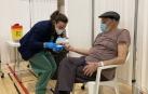 Fotos del inicio de la vacunación a mayores de 90 años en polideportivos de Pamplona.