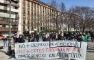 Manifestación de los empleados de Benecke Kaliko para pedir el regreso de un compañero.