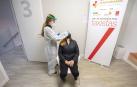 Una trabajadora sanitaria realiza un test de antígenos a una taxista de la Comunidad de Madrid.