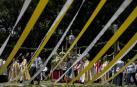 El alcalde de Pamplona, Enrique Maya, acudió a la tradicional procesión por las calles de la capital navarra.