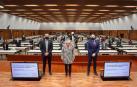 Una imagen antes de comenzar el acto. De izda. a dcha., Javier Vidorreta Salillas, la ministra Arancha González Laya y el rector de la UPNA, Ramón Gonzalo García.