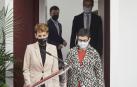 La presidenta del Gobierno de Navarra, María Chivite (i) y la ministra de Asuntos Exteriores, Unión Europea y Cooperación, Arancha González Laya (d) a su llegada al Palacio de Gobierno de Navarra.