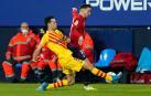 Sergio Busquets y Kike Barja pelean por un balón en El Sadar