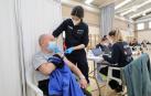 Fotos de la vacunación de los mayores de 80 años en Pamplona. Este sábado han vacunado en el polideportivo de Azpilagaña