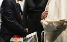 El papa Francisco, durante el encuentro mantenido con el padre de Aylan Kurdi, el niño sirio-kurdo de tres años que murió ahogado intentando llegar a Turquía en 2015 escapando de la guerra