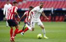 Benzema se marcha con el balón de dos jugadores del Atlético de Madrid