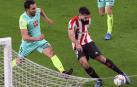 El delantero del Athletic, Asier Villalibre, se dispone a golpear el balón ante el defensa del Granada, Germán Sánchez.