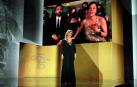 La productora francesa Valérie Delpierre (en la pantalla a la derecha) agradece el Goya a la Mejor Película por 'Las niñas'. Lo anunció la enfermera Ana María Ruiz.
