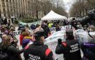 Varias mujeres se han encadenado, y una de ellas ha acabado detenida