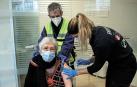 Una mujer recibe la vacuna frente al coronavirus en Navarra.