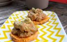 Imagen del tartar de aguacate y salmón sobre la tosta de boniato
