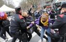 Varias mujeres se encadenan en el Parlamento, y una de ellas acaba detenida