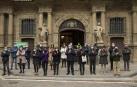Varias mujeres se encadenan en el Parlamento, y una de ellas acaba detenida
