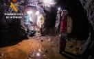 Guardia Civil y los espeleólogos, junto a la bolsa de explosivos en el interior de la cueva.