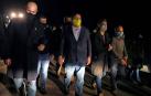 Seis de los presos del procés, Raül Romeva, Jordi Sànchez, Joaquim Forn, Oriol Junqueras, Jordi Cuixart y Jordi Turull, a las puertas de la cárcel de Lledoners antes de su entrada a prisión.