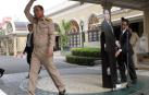 El primer ministro de Tailandia deja una copia suya de cartón en una rueda de prensa