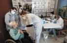 Un 80% de 16.000 sanitarios se han puesto al menos una dosis de vacuna
