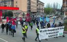 Los trabajadores de MTorres marcharon ayer hasta el Ayuntamiento de Noáin para protestar por los despidos.