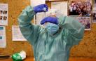 Un sanitario realiza una prueba PCR.
