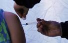 Una persona es vacunada contra el coronavirus en Chile.