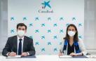 Ignacio Ugalde, presidente de ANEL, e Isabel Moreno, directora territorial Ebro de CaixaBank, en la firma del convenio.