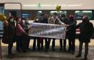 Pamiliares y amigos esperaron a Rubén Pascual en la estación con una pancarta y globos.