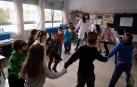 Algunos padres y madres de la Apyma aparecieron en el patio. Se organizaron estratégicamente en pequeños grupos, frente a los ventanales de las clases, y desplegaron dos pancartas para agradecer a los niños su comportamiento durante la pandemia de coronavirus