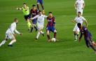Leo Messi, con el balón, rodeado de los defensas del Huesca