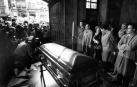 El féretro con los restos de Sabicas, el maestro que “lloraba por la tierra que le vio nacer”, en el zaguán del Ayuntamiento de Pamplona.