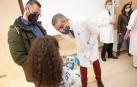 El jefe de Nefrología del hospital Sant Joan de Déu, Álvaro Madrid (d), conversa con Ángel (i) y su hija Candela, la primera paciente pediátrica que ha recibido un trasplante cruzado de riñón de grupo sanguíneo incompatible.