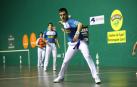 Daniel Elezkano le suelta a la pelota en presencia de José Javier Zabaleta y Aranguren en Gernika.