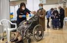 Fotos del inicio de la vacunación a mayores de 90 años en polideportivos de Pamplona.