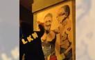 El artista LKN, colocando su nueva obra del combate entre Maya y Asiron.