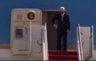 Joe Biden se tropieza tres veces al subir las escaleras del Air Force One