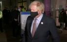 Boris Johnson recibe la vacuna de AstraZeneca para disipar dudas sobre su efectividad