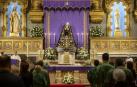 Galería de fotos de la misa celebrada en la iglesia de San Lorenzo este viernes con la Dolorosa en el altar central, en un día en el que hubiera tenido lugar su traslado a la catedral.