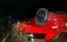 Dos trasladados al salirse de la vía y volcar su coche en el puerto de Javier