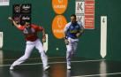 Erik Jaka le suelta a la pelota en presencia de Aimar Olaizola este sábado por la tarde en el frontón Labrit.
