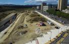 Terrenos de Echavacoiz Norte donde se construirán las viviendas. A la derecha, las aceras, carril bici y aparcamientos ya terminados junto a la avenida de Pamplona.