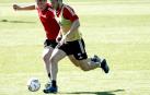 El delantero argentino de Osasuna Jonathan Calleri y el jugador del filial Jorge Herrando, durante el entrenamiento de este martes en Tajonar.