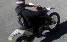 El menor en motocicleta, antes de ser interceptado por la Policía Foral.