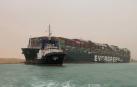 Bloqueado el tráfico en el canal de Suez tras encallar un carguero taiwanés