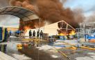Los bomberos controlan un incendio que ha arrasado dos naves en Madrid