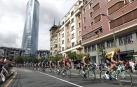 El belga Philippe Gilbert alza los brazos en Bilbao y Roglic sigue de rojo