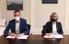 La consejera de Relaciones Ciudadanas, Ana Ollo, y el director de la Fundación +34, Francisco Javier Casado, en la firma.