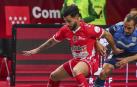 Waltinho, de Jimbee Cartagena, pelea por el balón con Boyis.