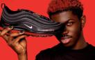 El rapero Lil Nas X, junto a las zapatillas que ha rediseñado.